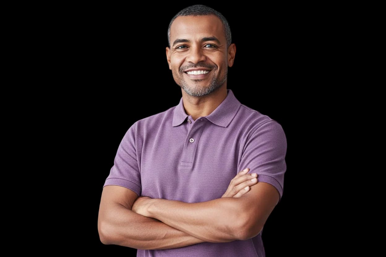 تاجر بقميص بنفسجي عاقد ذراعيه ويبتسم